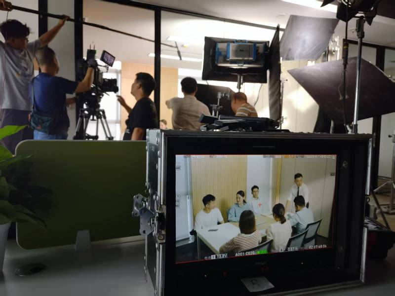 梁子湖区TVC拍摄公司：科技产品视觉化大师，诠释未来感与功能美学