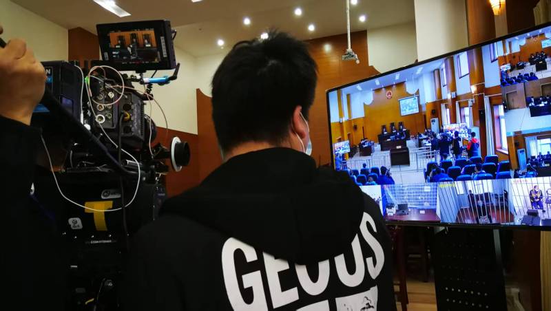 AI生成VS人工创意——梁子湖区广告片拍摄公司的技术浪漫主义实践
